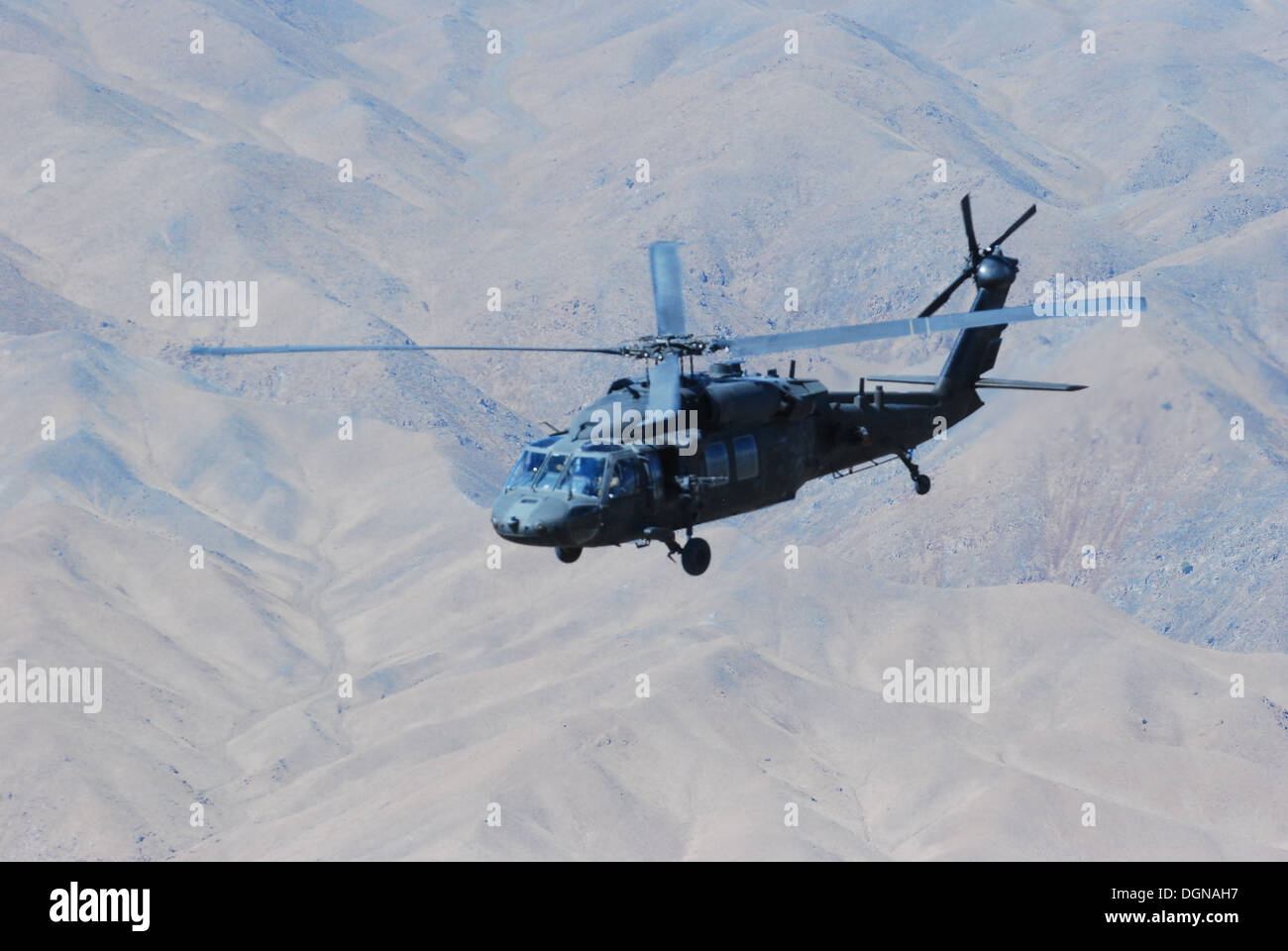 Un UH-60L Black Hawk elicottero da una società, secondo battaglione (assalto), decimo combattere la Brigata Aerea, Task Force Phoenix, mosche Foto Stock