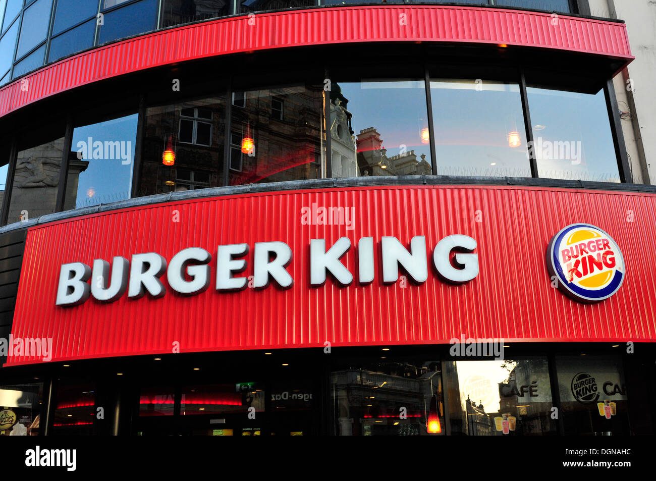 Una vista ravvicinata di Burger King ristorante a Leicester Square, Central London, Regno Unito Foto Stock