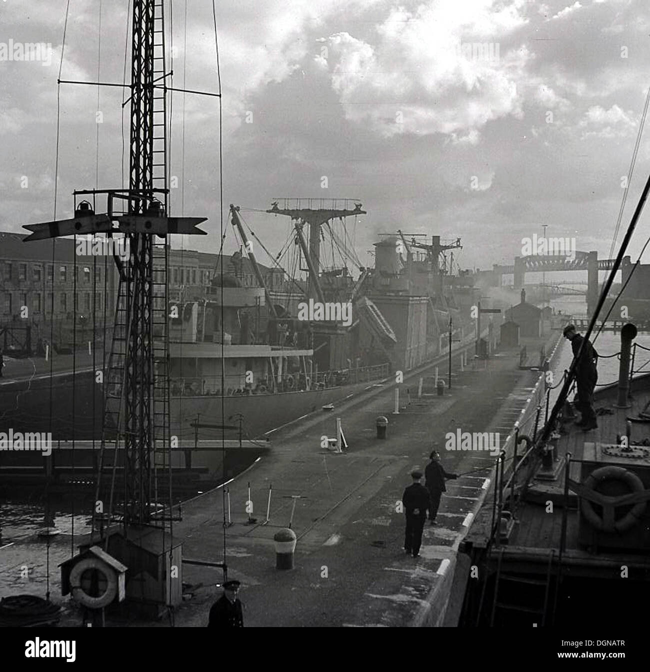 Anni '50, immagine storica di una grande nave ormeggiata banchina presso le banchine sul fiume Tyne, Newcastle-upon-Tyne, Inghilterra, Regno Unito. Un porto fin dai tempi romani, nel 1275 era il sesto porto esportatore di lana più grande d'Inghilterra e dal 1600 con la crescita delle esportazioni di carbone ha portato prosperità alla città e alla regione di Tyne and Wear. Foto Stock