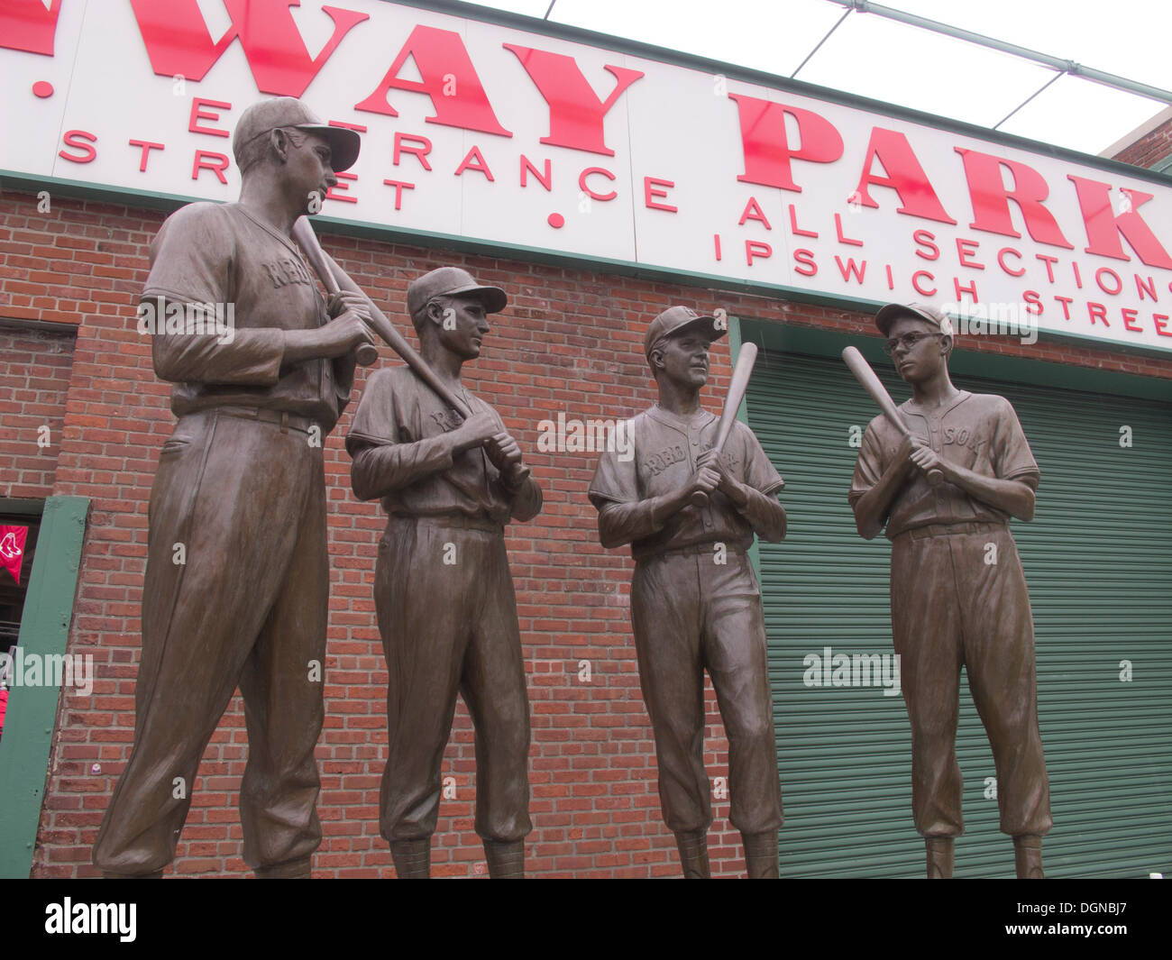 I compagni di squadra statua fuori Fenway Park in onore dei Boston Red Sox grandi Ted Williams Bobby Doerr Johnny Pesky e Dom DiMaggio Foto Stock