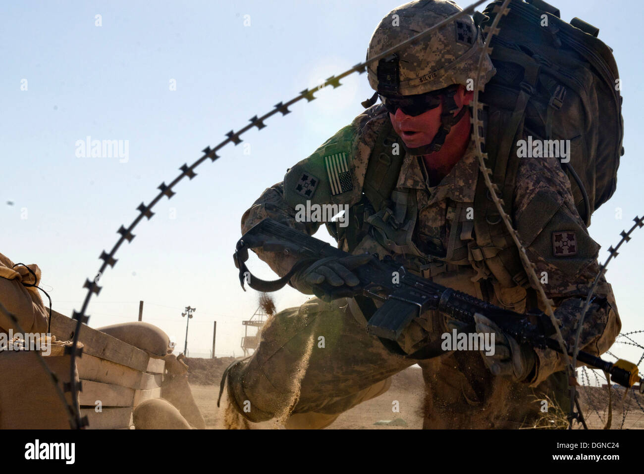 Un soldato con il 1° Brigata corazzate contro la squadra, 4a divisione di fanteria, si muove sotto il fuoco durante un esperto del campo Badge medica test oggi su Camp Buehring in Kuwait. Il 1° ABCT ha organizzato il corso di formazione con il supporto dalla U.S. Esercito centrale. Foto Stock