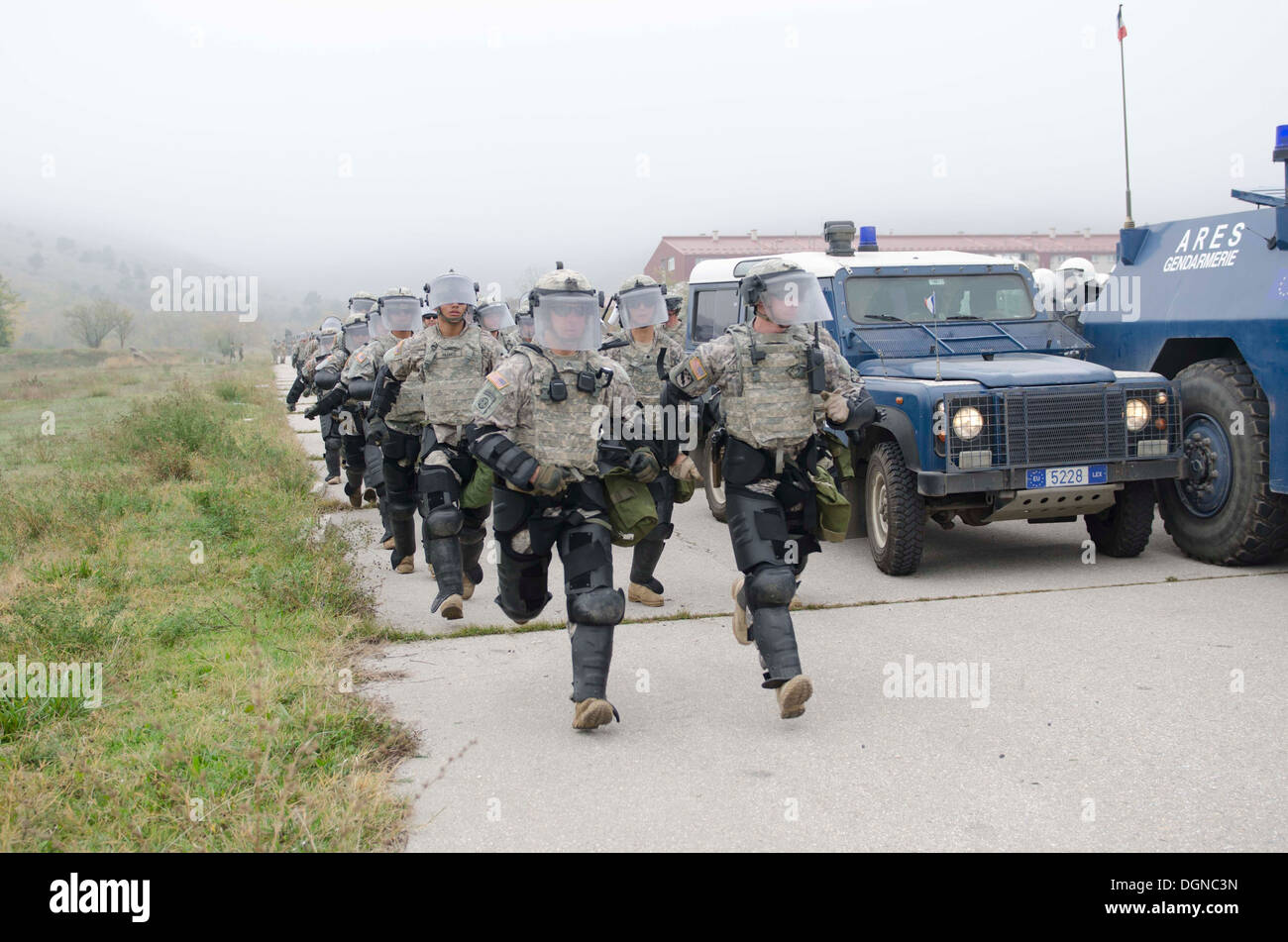 I soldati della KFOR e membri del Parlamento missione sullo Stato di diritto in Kosovo (EULEX) condotte varie azioni di formazione le corsie a Camp Vrelo ott. 15 come una parte del 3-giorno "d'Argento" Saber esercizio di formazione progettati per migliorare la folla e antisommossa e funzionalità di svil Foto Stock