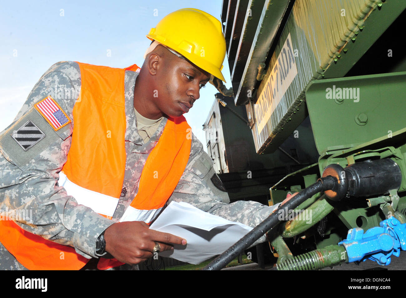 Il personale Sgt. Tyler P. Jackson, il movimento di trasporto e installazione staging area supervisore con il ventunesimo Theatre supporto comando e un nativo di Queens, N.Y., ispeziona un veicolo appartenente al 5° Battaglione, settima la difesa aerea artiglieria a Reno Foto Stock