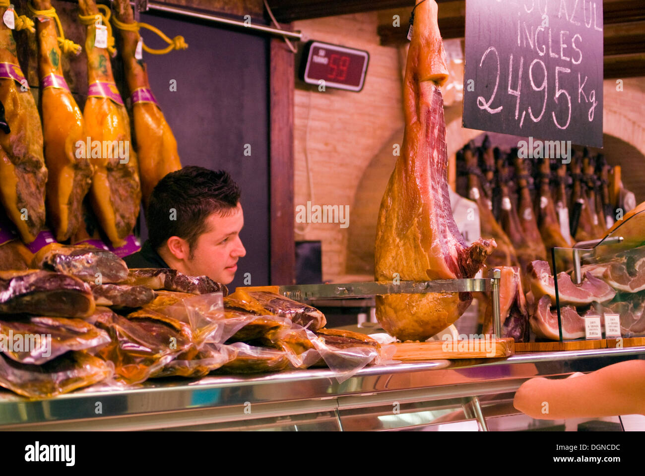 Pressione di stallo Mercado Central market alimentare in ambienti interni Foto Stock