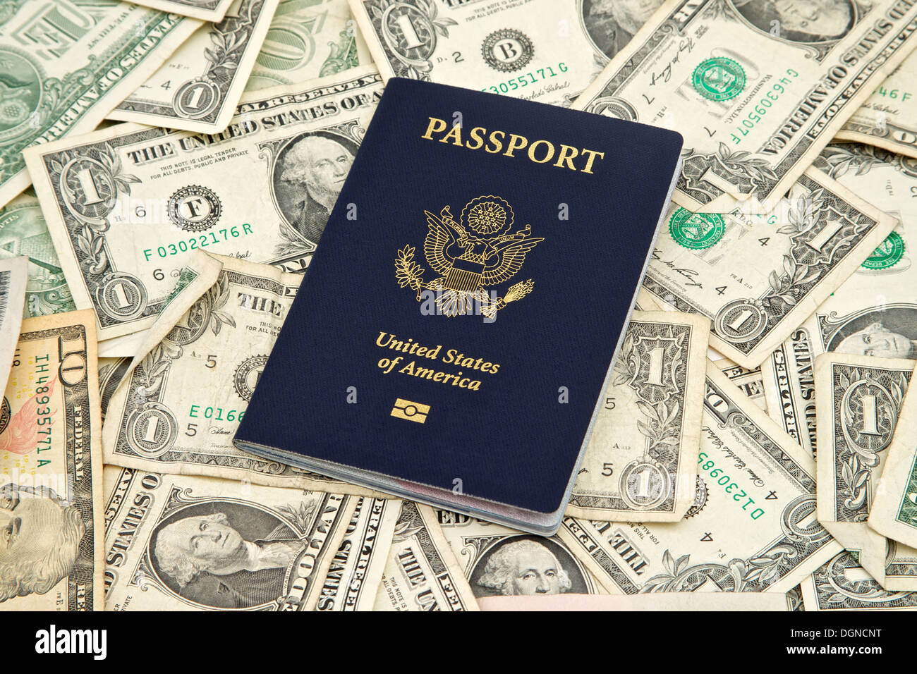 Passaporto americano la posa su una pila di spread denaro Foto Stock