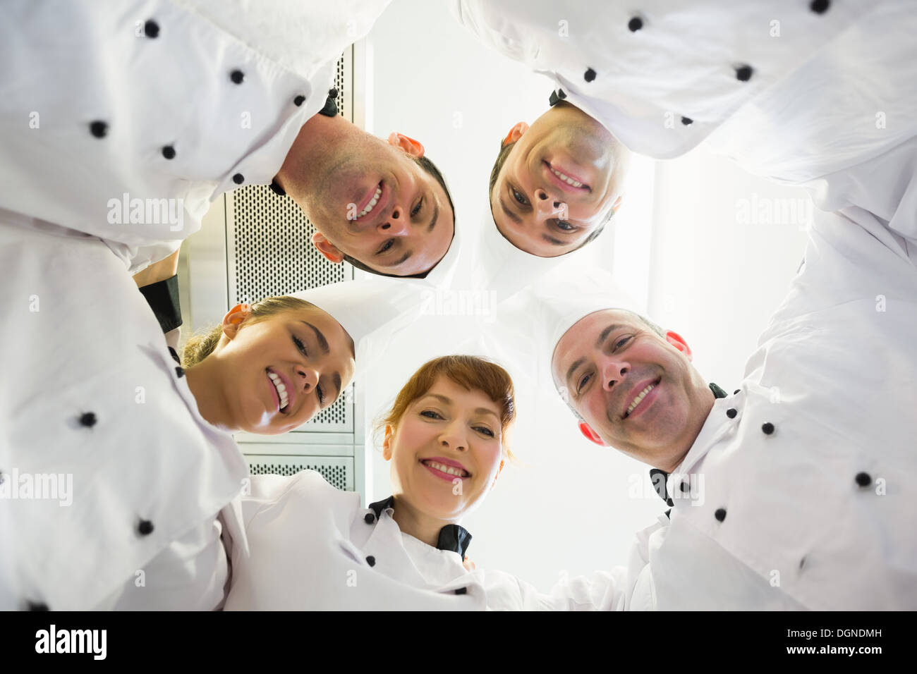 Cinque chef sorridente in piedi in cerchio Foto Stock