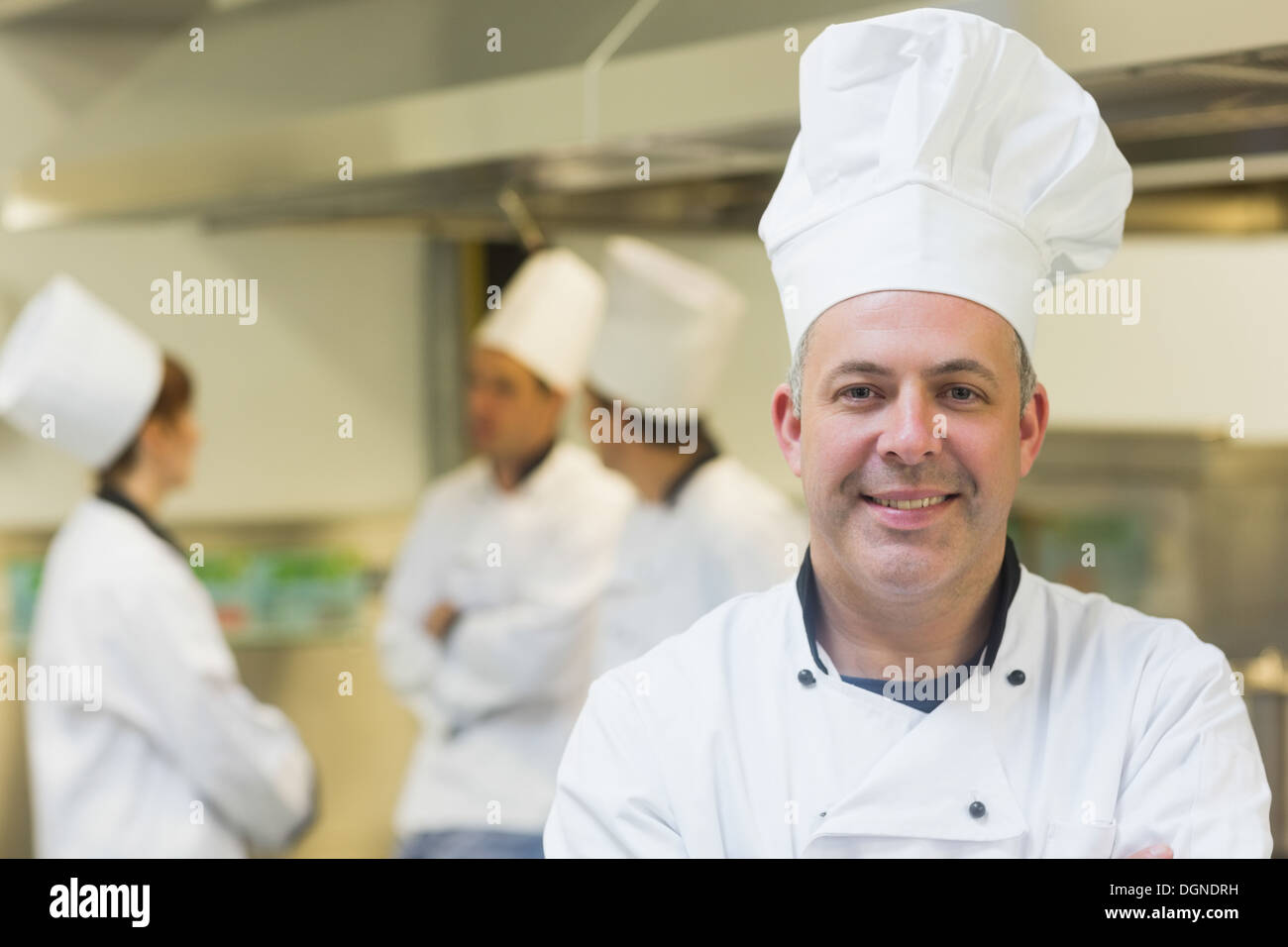 Maschio maturo chef in posa di una cucina Foto Stock