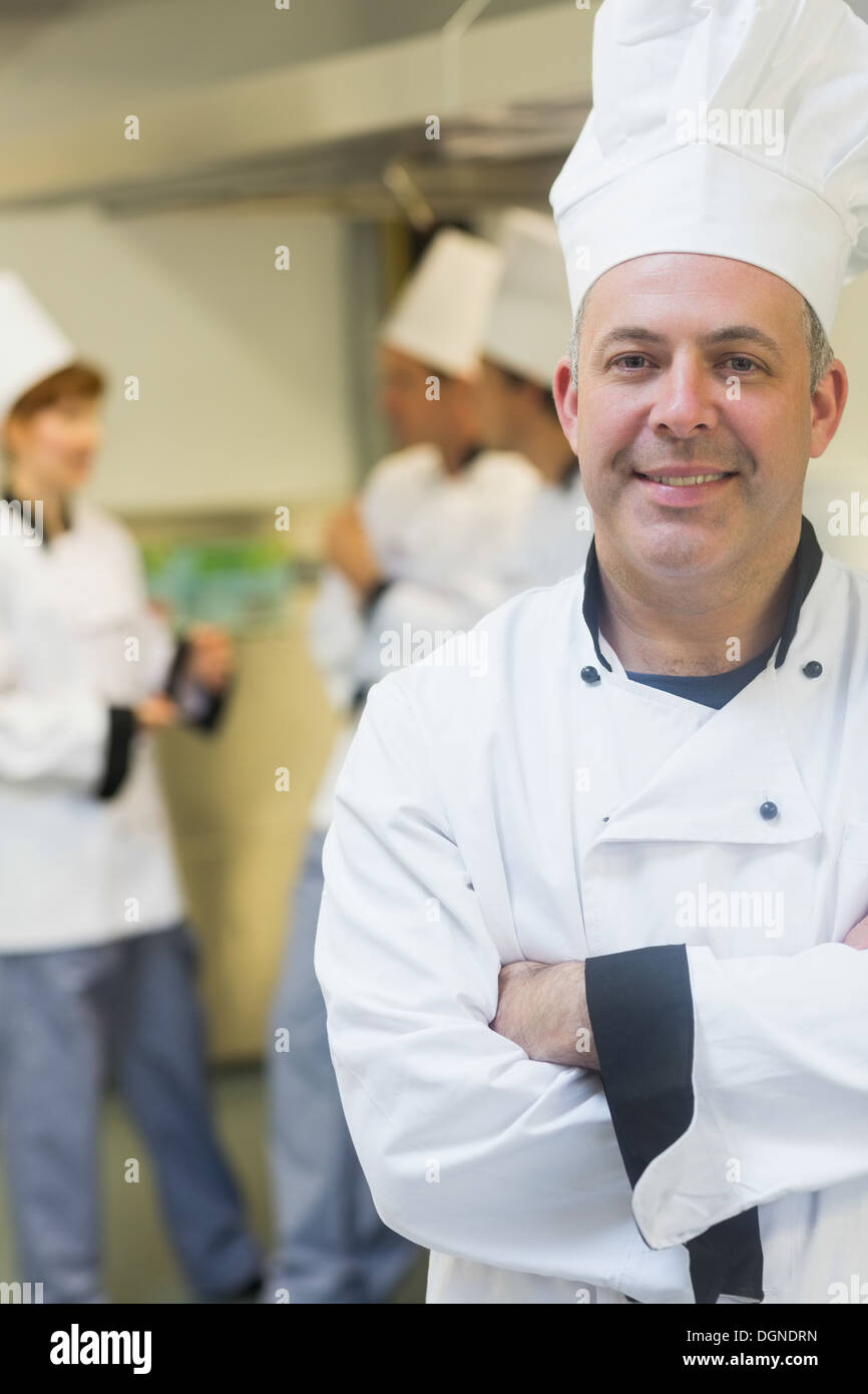 Sorridente maturo cuoco in posa di una cucina Foto Stock