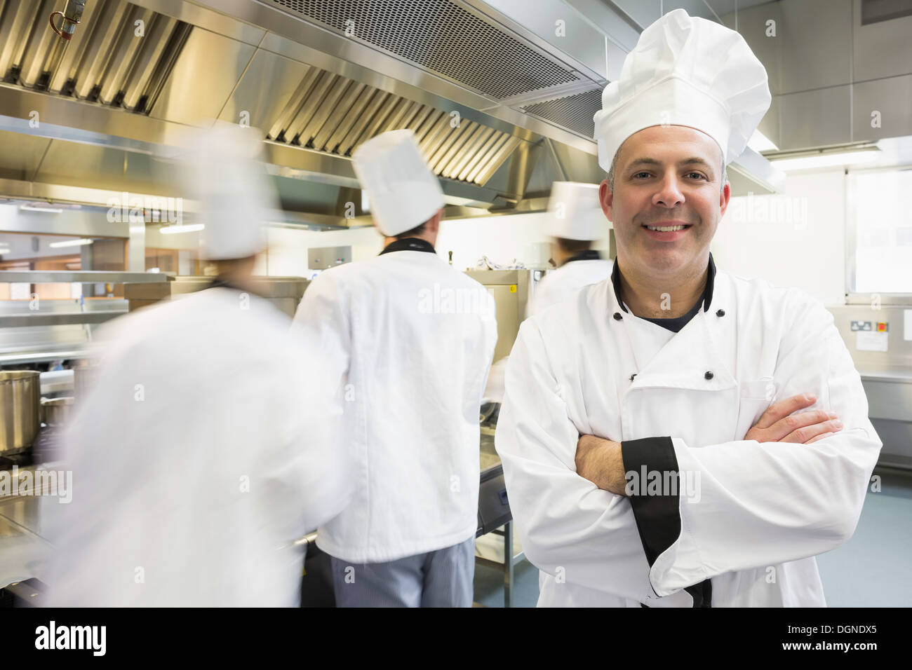 Capo chef in posa orgogliosamente in cucina Foto Stock