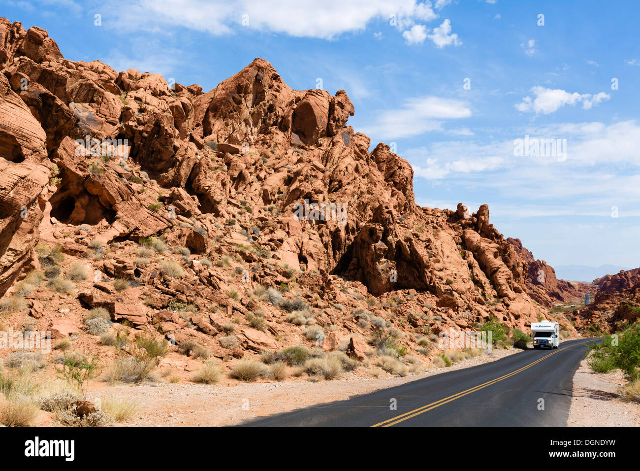 Camper van sul mouse serbatoio della strada, la Valle del Fuoco del parco statale, a nord di Las Vegas, Nevada, STATI UNITI D'AMERICA Foto Stock