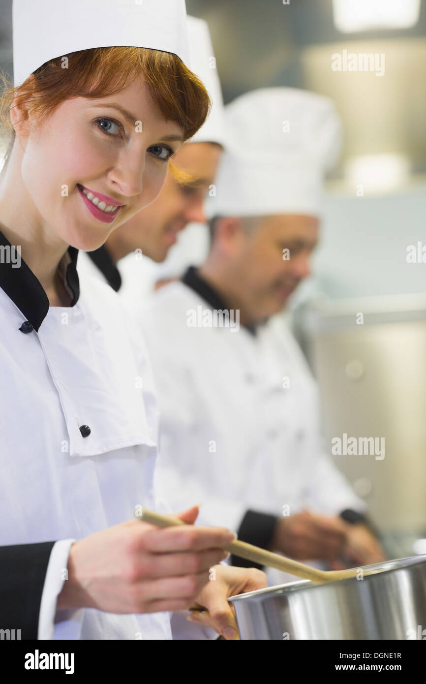 Giovani chef donna sorridente con la videocamera Foto Stock