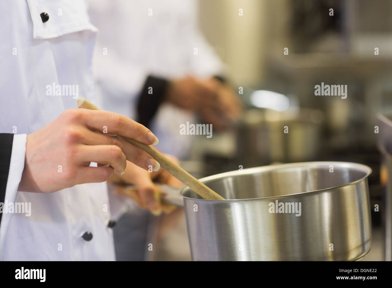 Chef operanti in una stufa Foto Stock