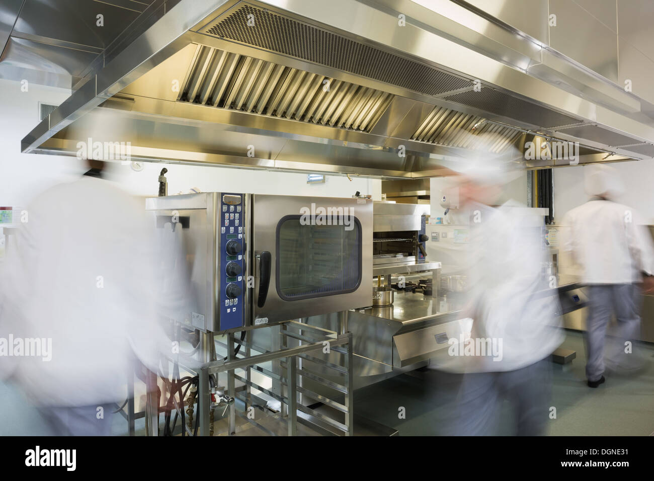 Il team di chef operanti in una cucina commerciale Foto Stock