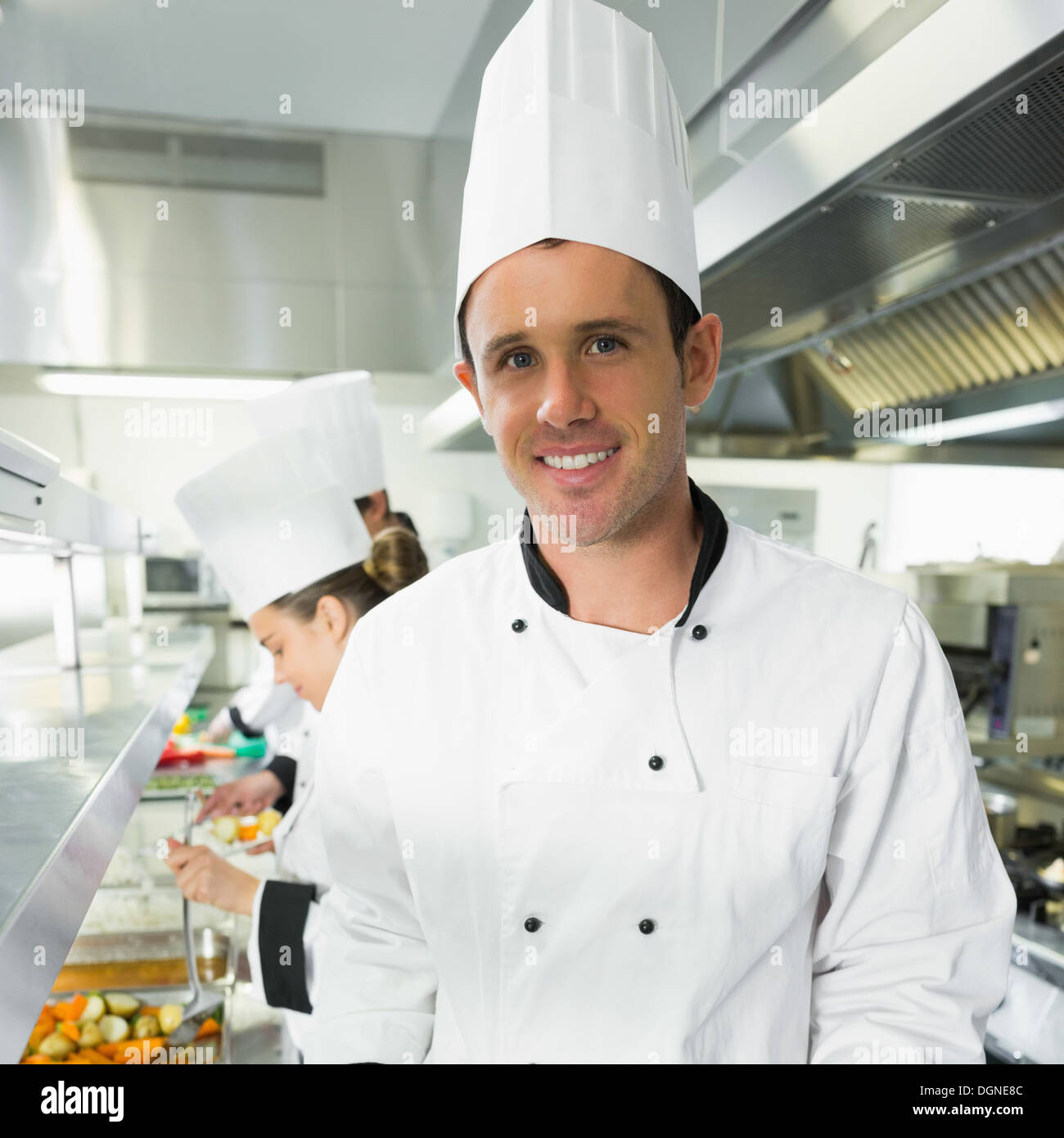 Bel maschio ponendo chef in cucina Foto Stock