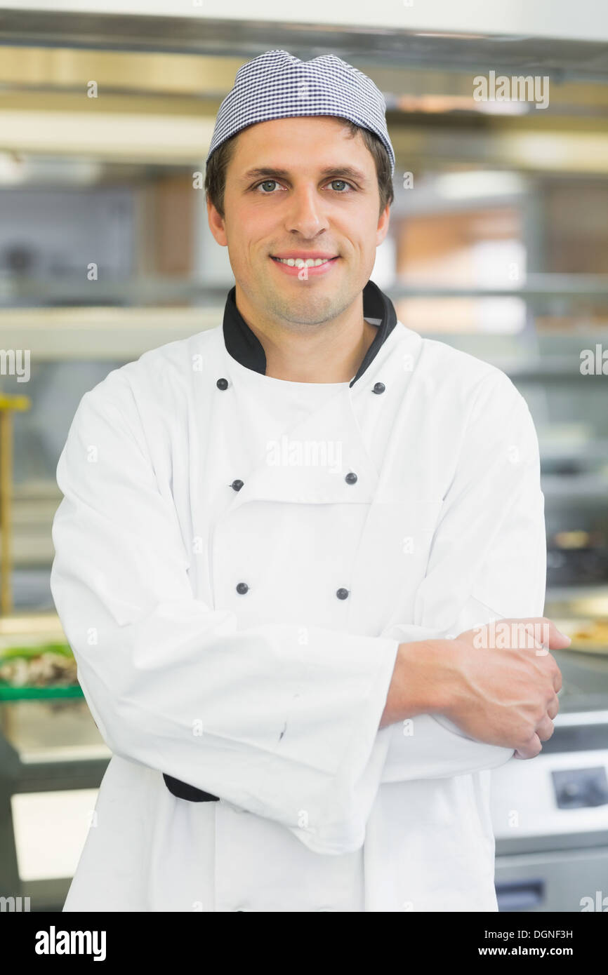 Giovani chef maschio in posa con bracci incrociati Foto Stock