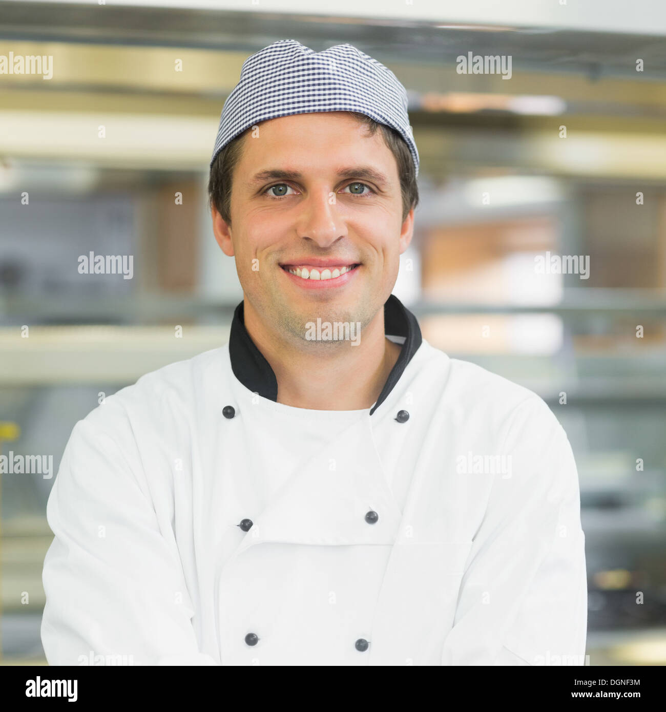 Bel giovane chef sorridente in telecamera Foto Stock