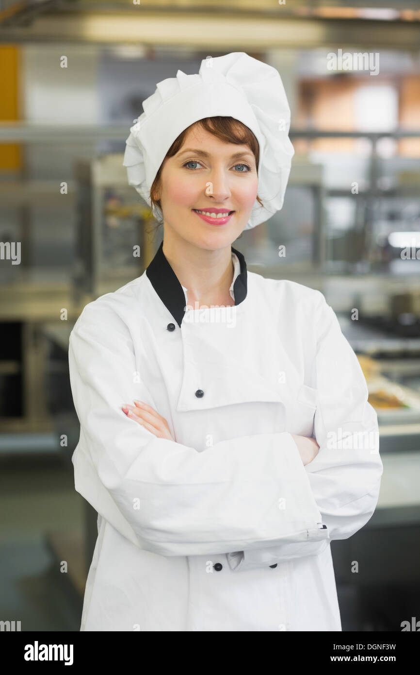 Bella femmina chef in posa di una moderna cucina Foto Stock