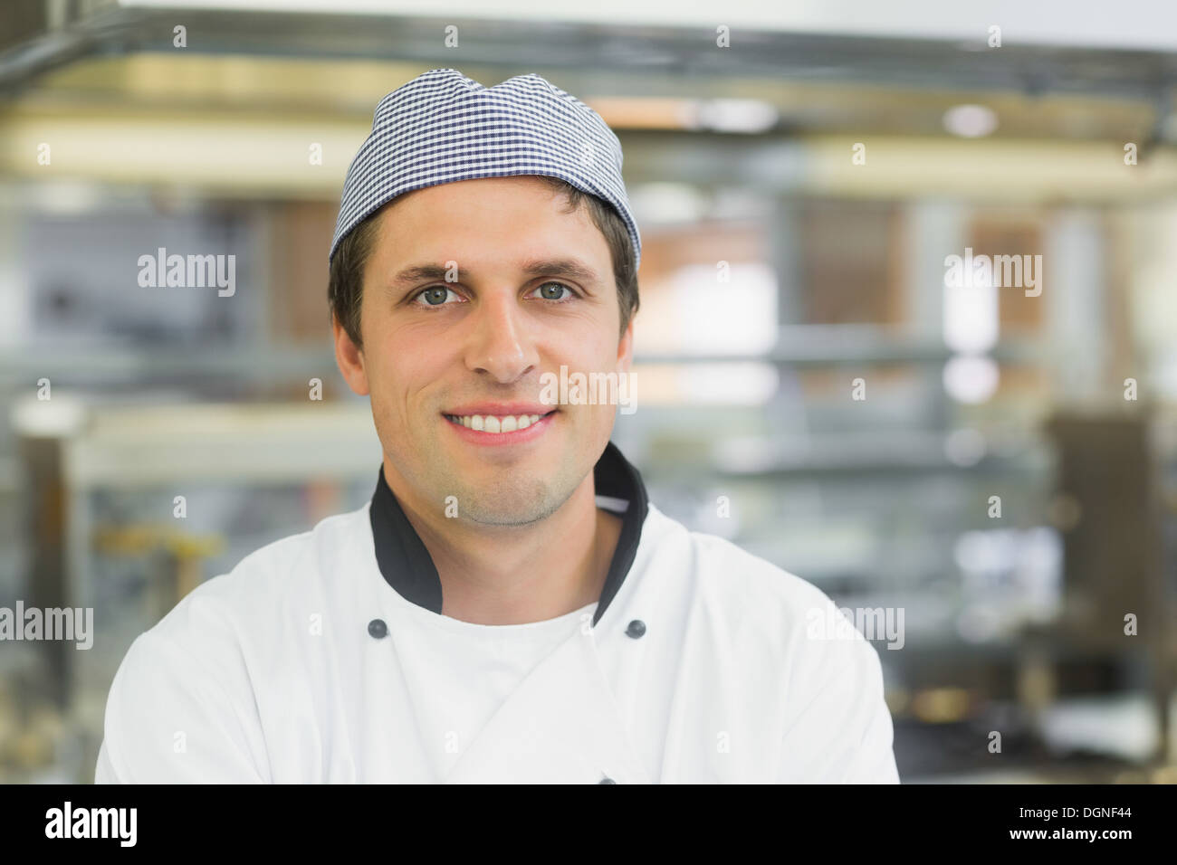 Felice chef maschio in posa di una cucina Foto Stock