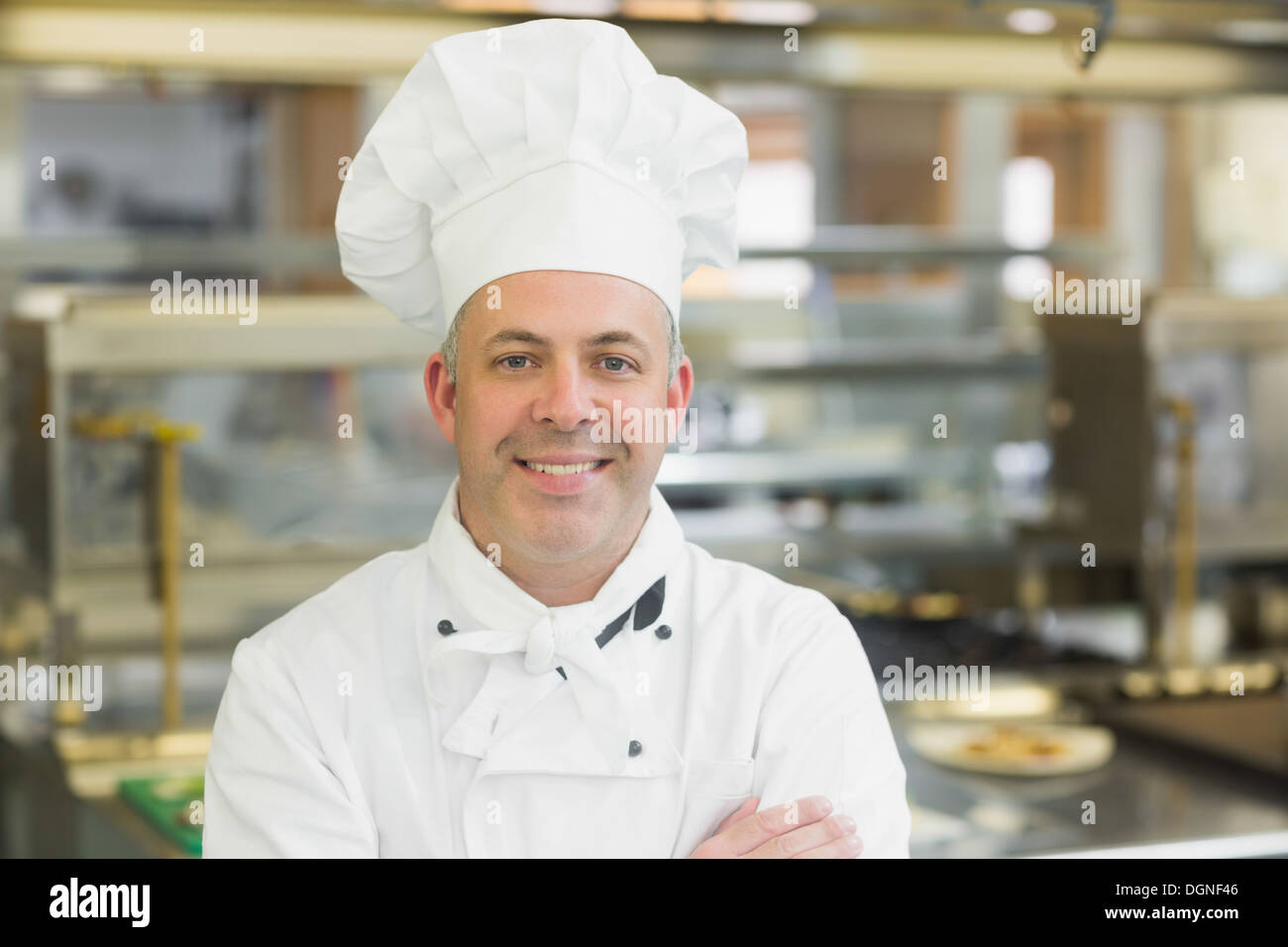 Coppia capo chef in posa con bracci incrociati Foto Stock