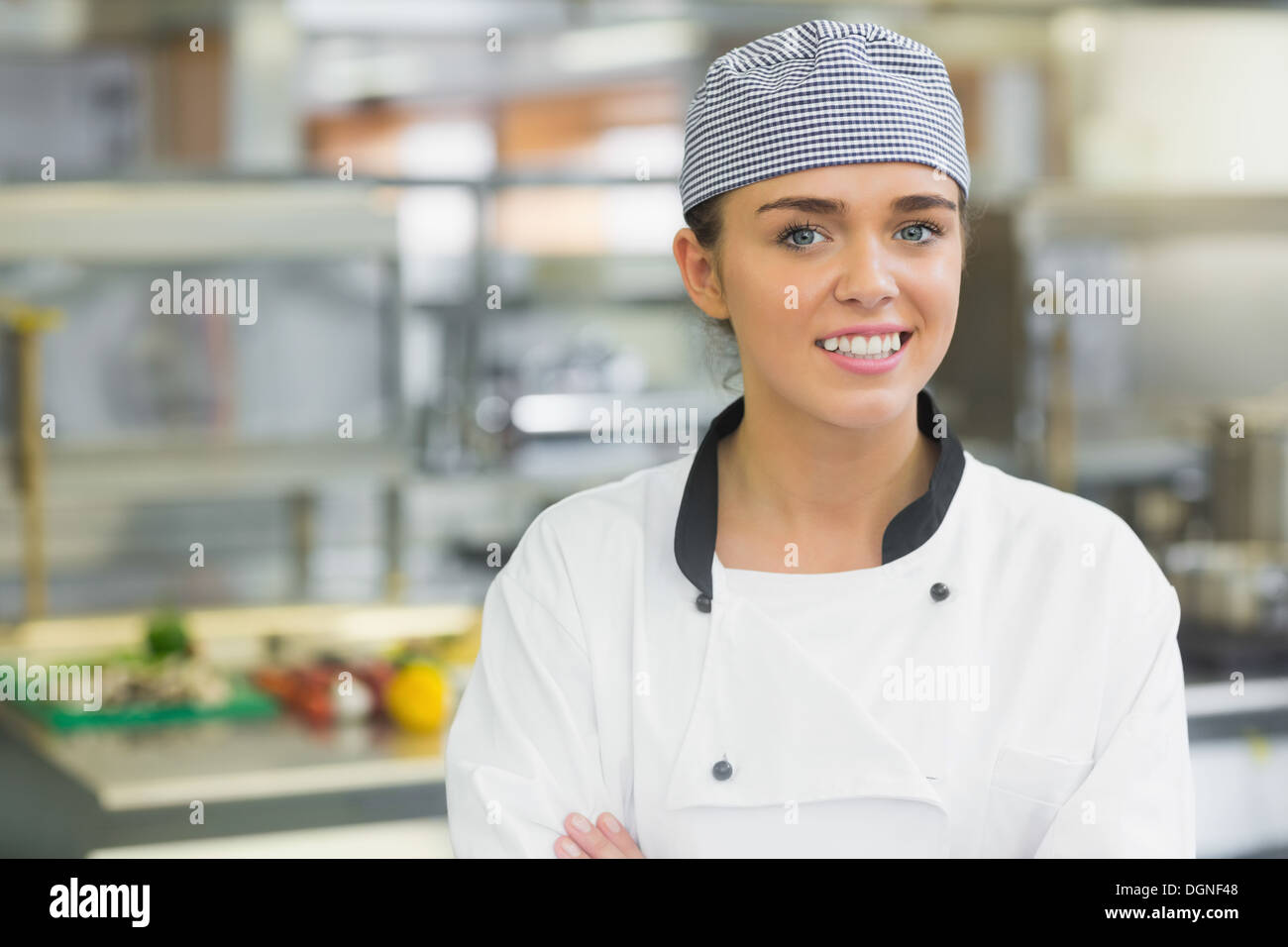 Giovani chef donna sorridente con la videocamera Foto Stock
