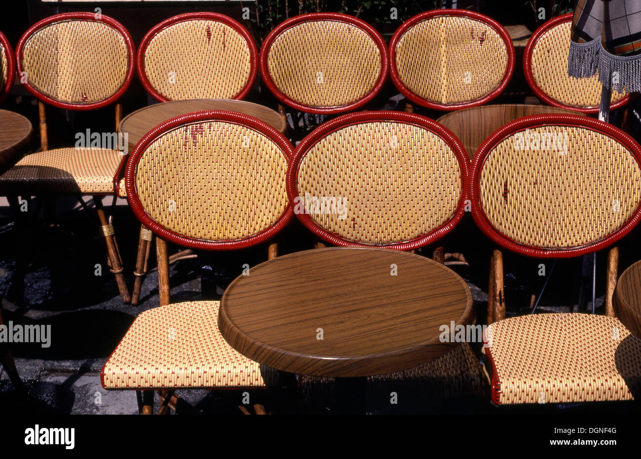 I posti vuoti e tavoli presso street cafe a Parigi, Francia Foto Stock