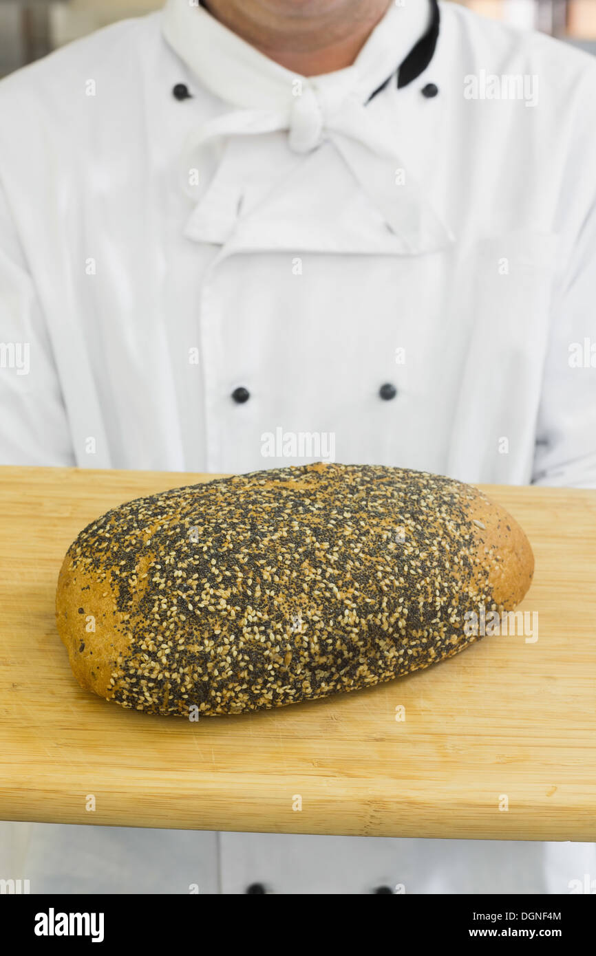 Baker presentando una pagnotta di pane Foto Stock