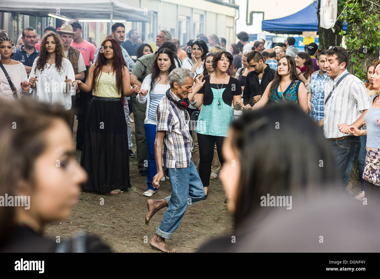 Berlino, Germania, popolo turco danza alla musica sul carnevale di culture Foto Stock