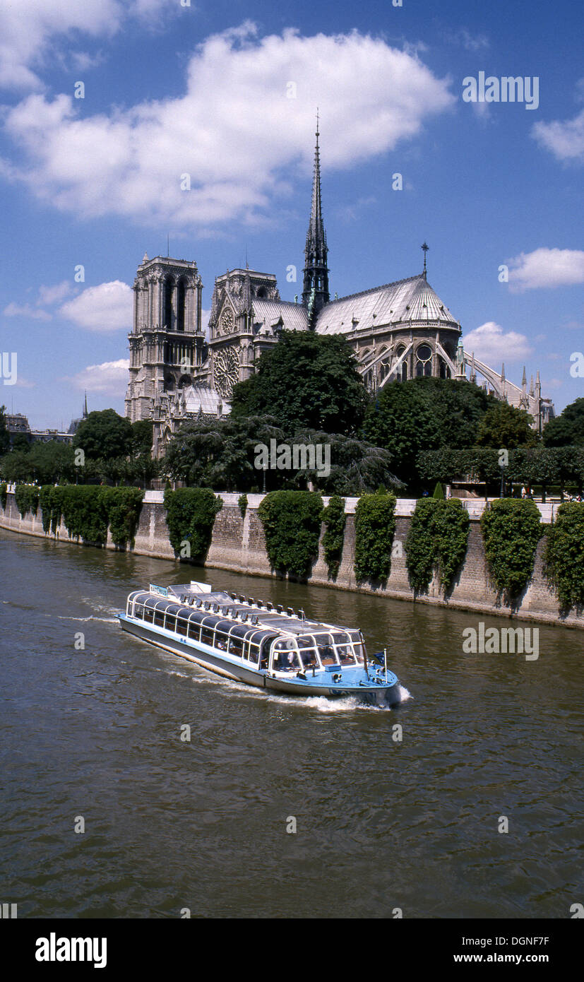 Gite in barca sulla Senna passa alla cattedrale di Notre Dame a Parigi, Francia Foto Stock