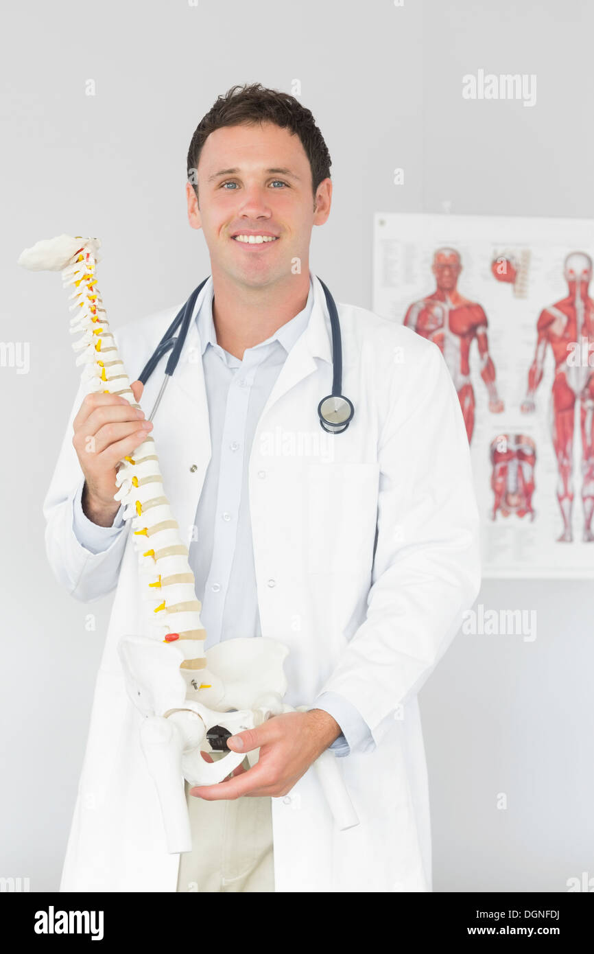 Bello allegro medico azienda modello di scheletro Foto Stock