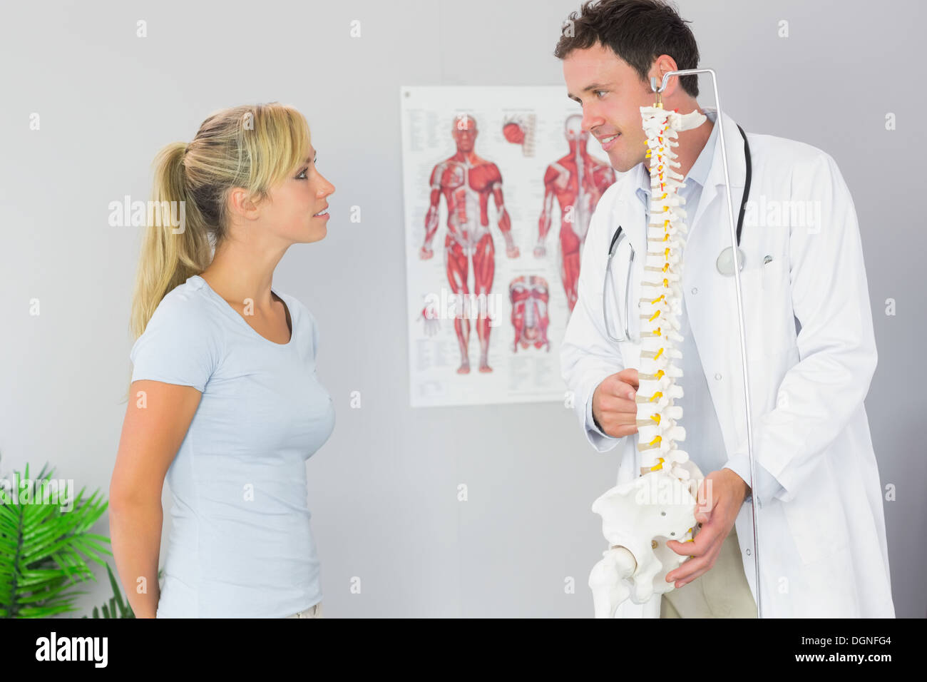Contenuto medico tenendo dello scheletro e parlare per il paziente Foto Stock