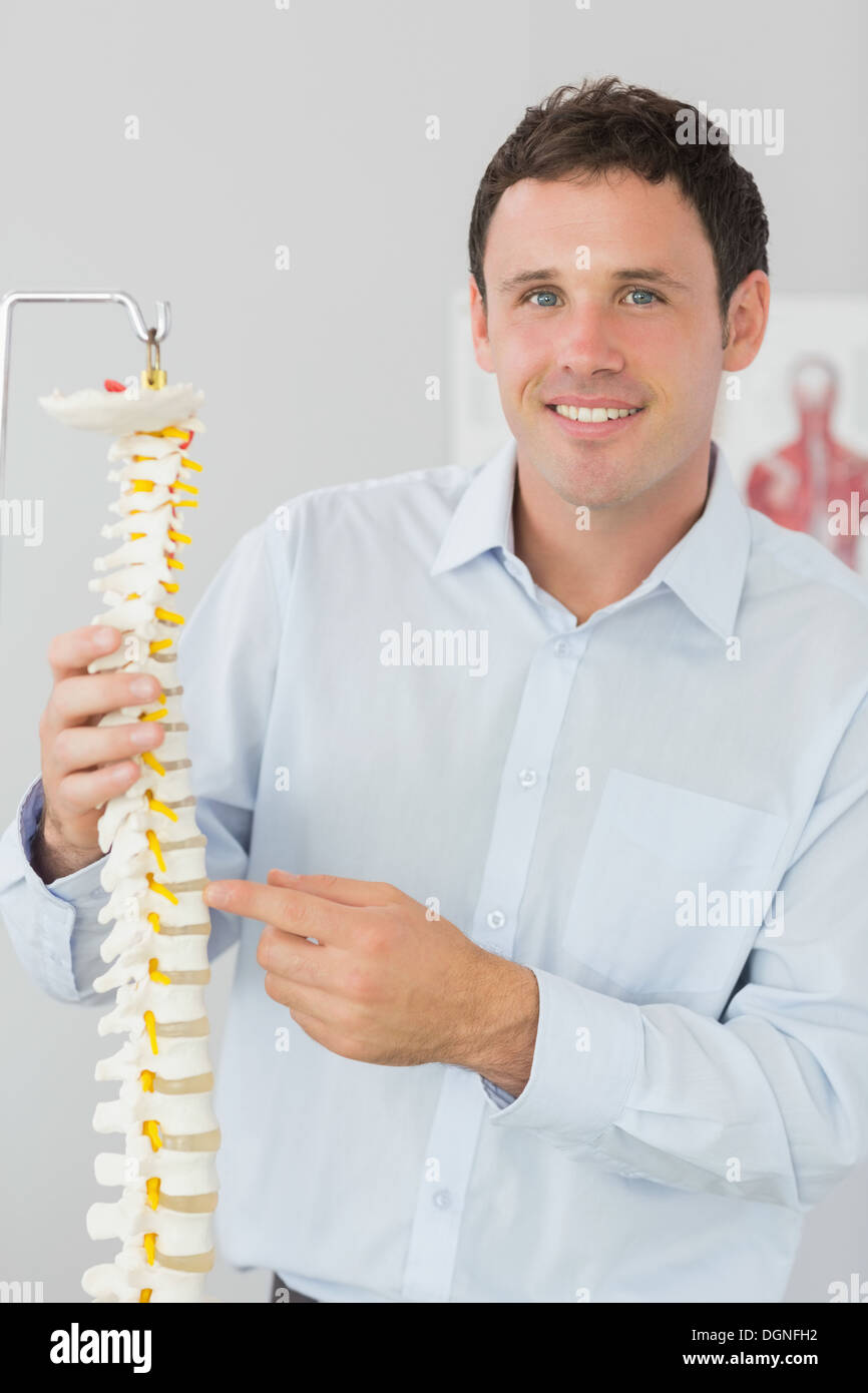 Bello allegro medico puntando al modello dello scheletro Foto Stock