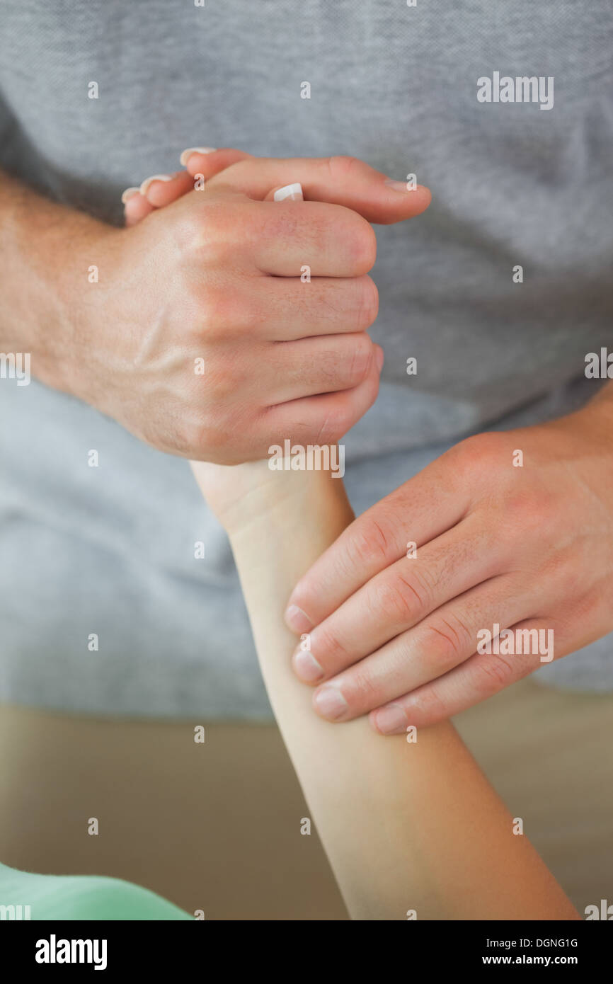 Fisioterapista sensazione pazienti polso Foto Stock
