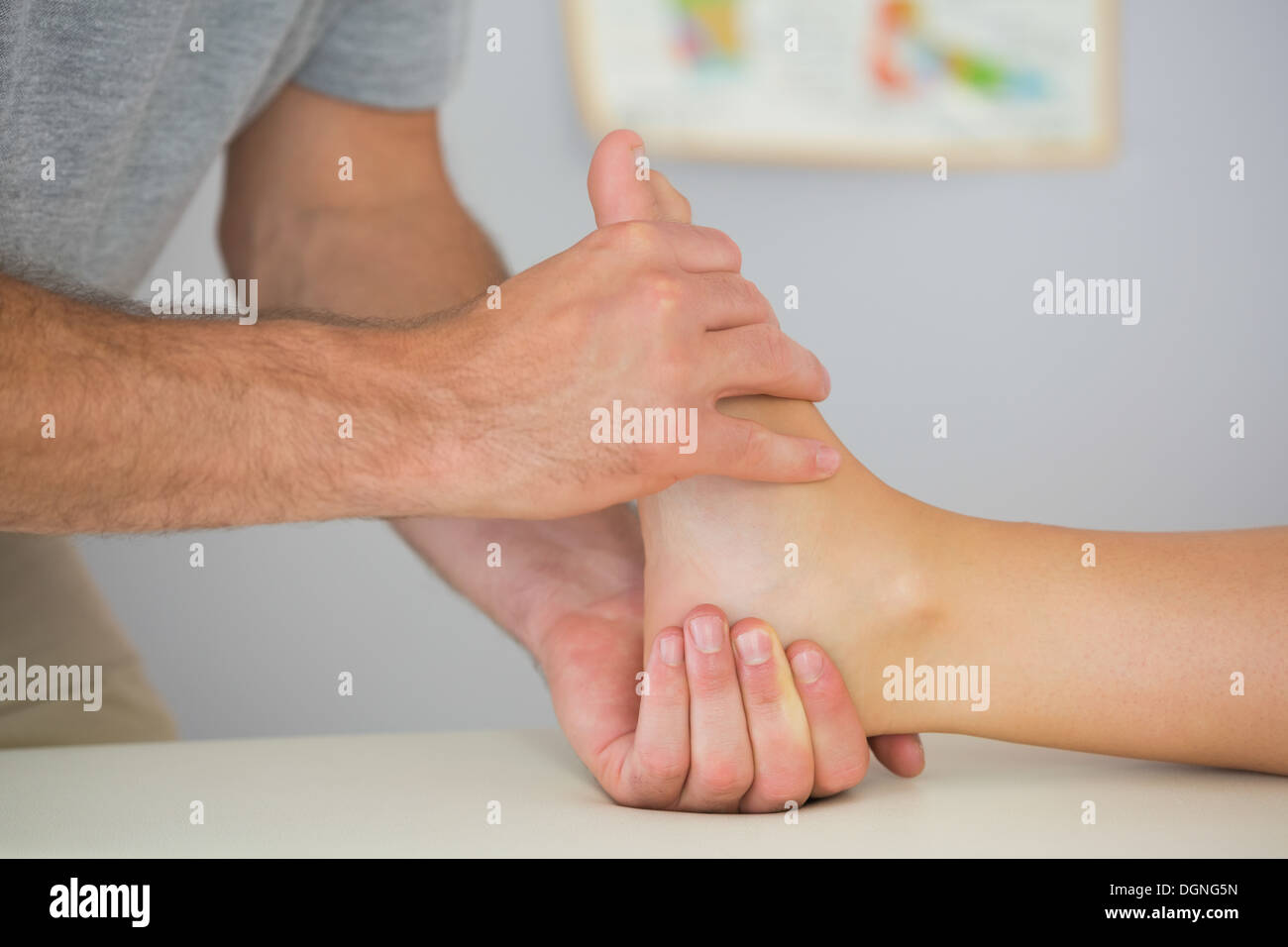 Fisioterapista il controllo di pazienti piede Foto Stock