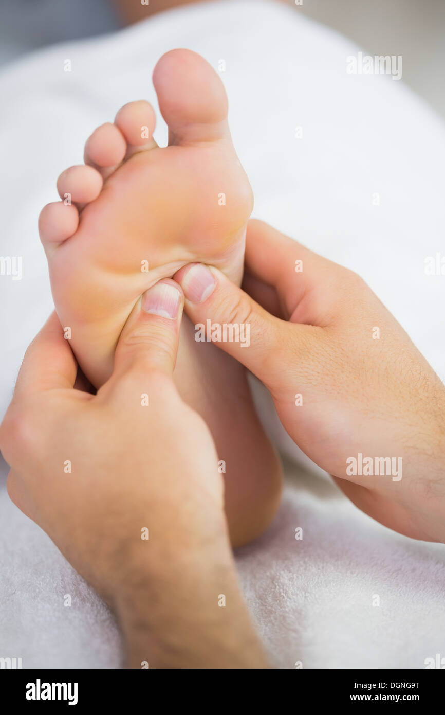 Chiusura del fisioterapista dando un paziente un massaggio ai piedi Foto Stock
