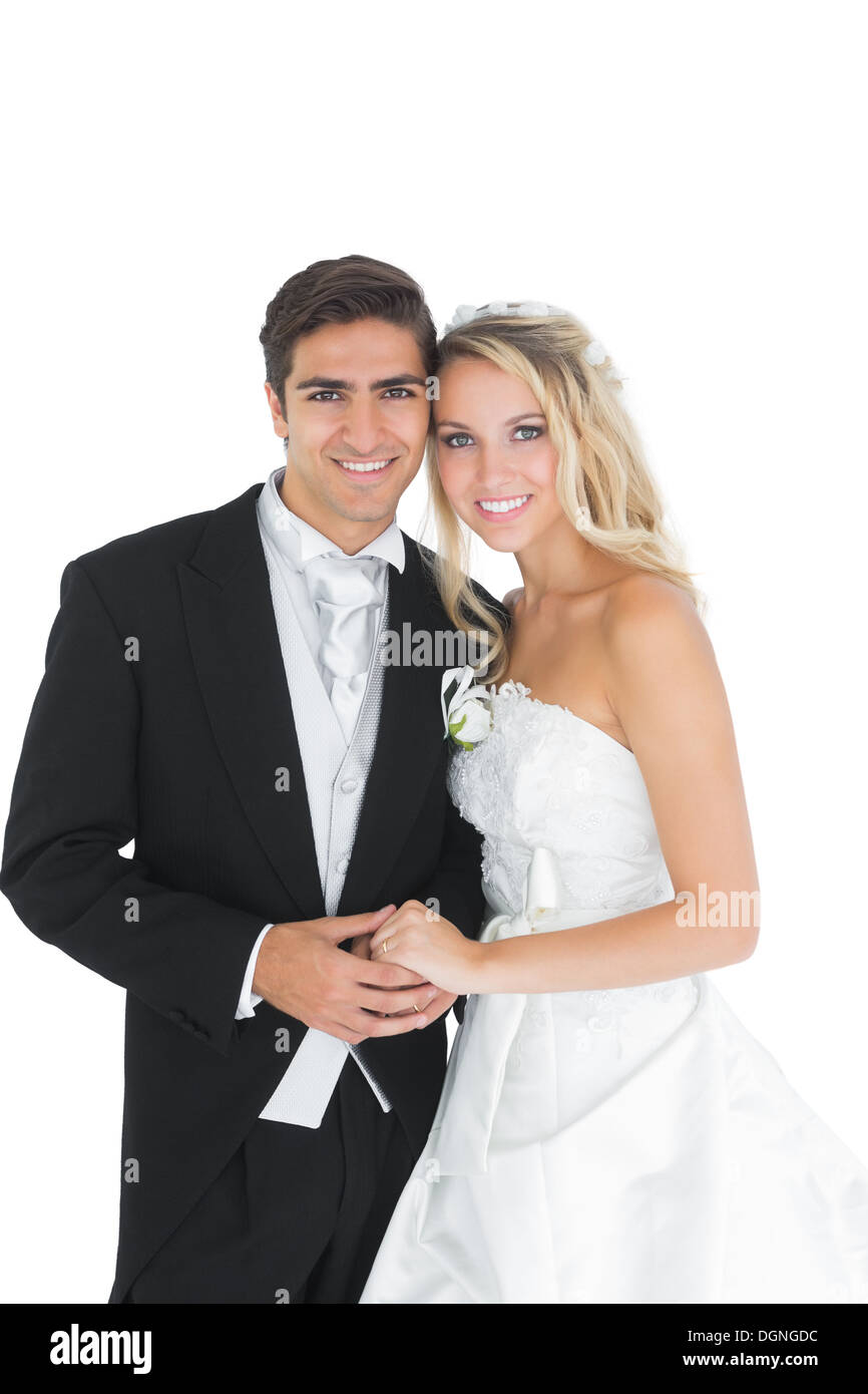 Allegro carino coppia sposata in posa tenendo le mani Foto Stock