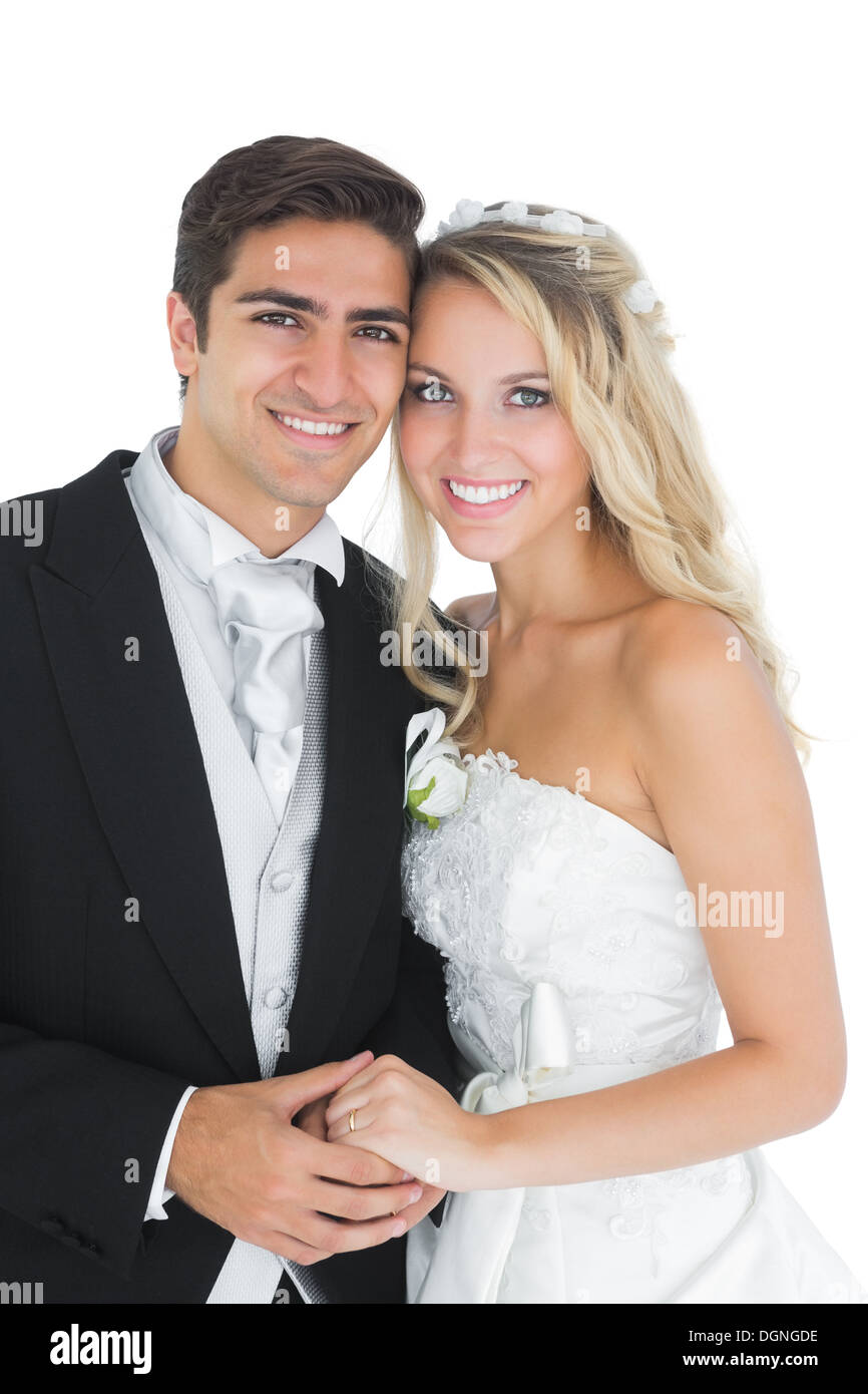 Bella coppia sposata in posa tenendo le mani Foto Stock