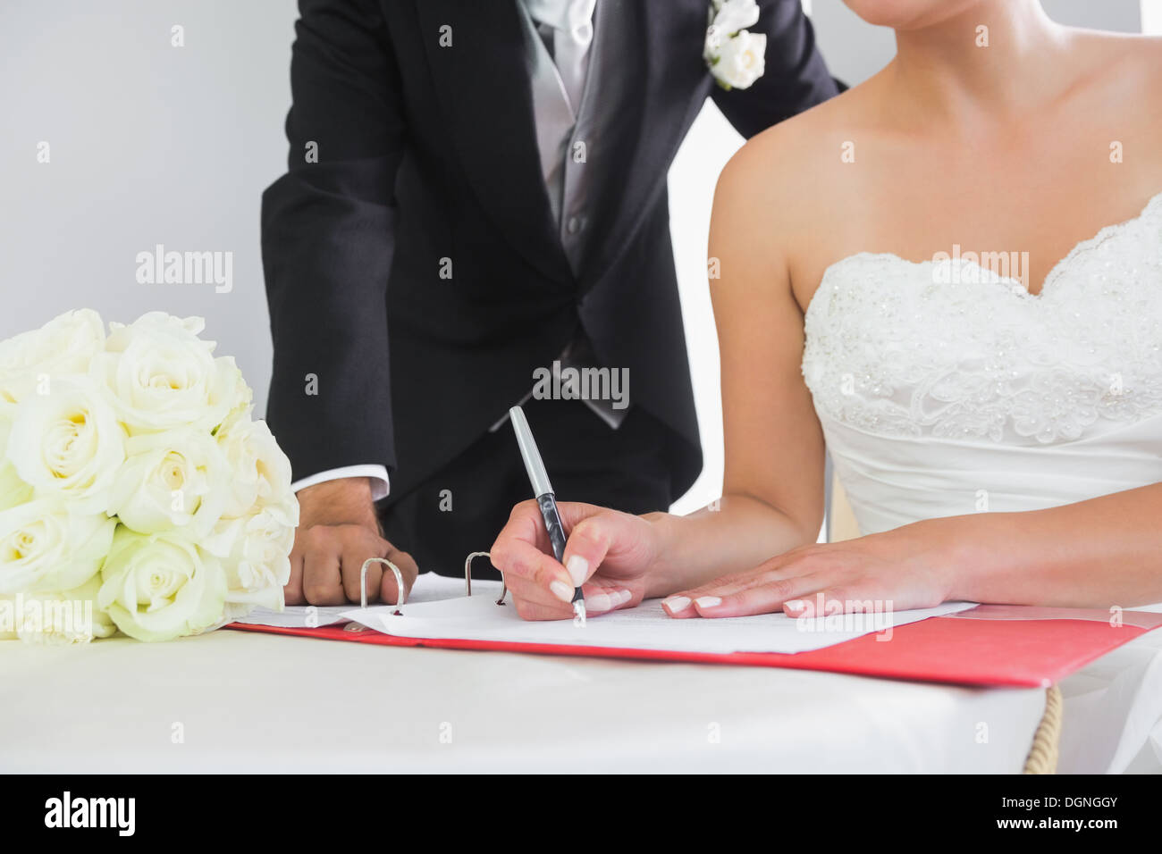 La sezione centrale di una giovane coppia di firma contratto di matrimonio Foto Stock