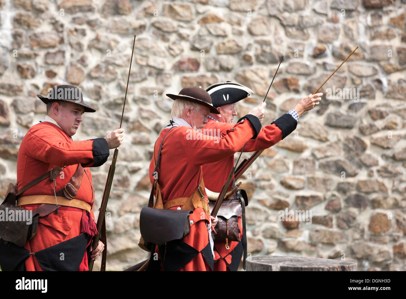 Soldati flintlock caricamento moschetti nella rievocazione francese & Indiana Rivoluzione Americana guerra rivoluzionaria di indipendenza Foto Stock