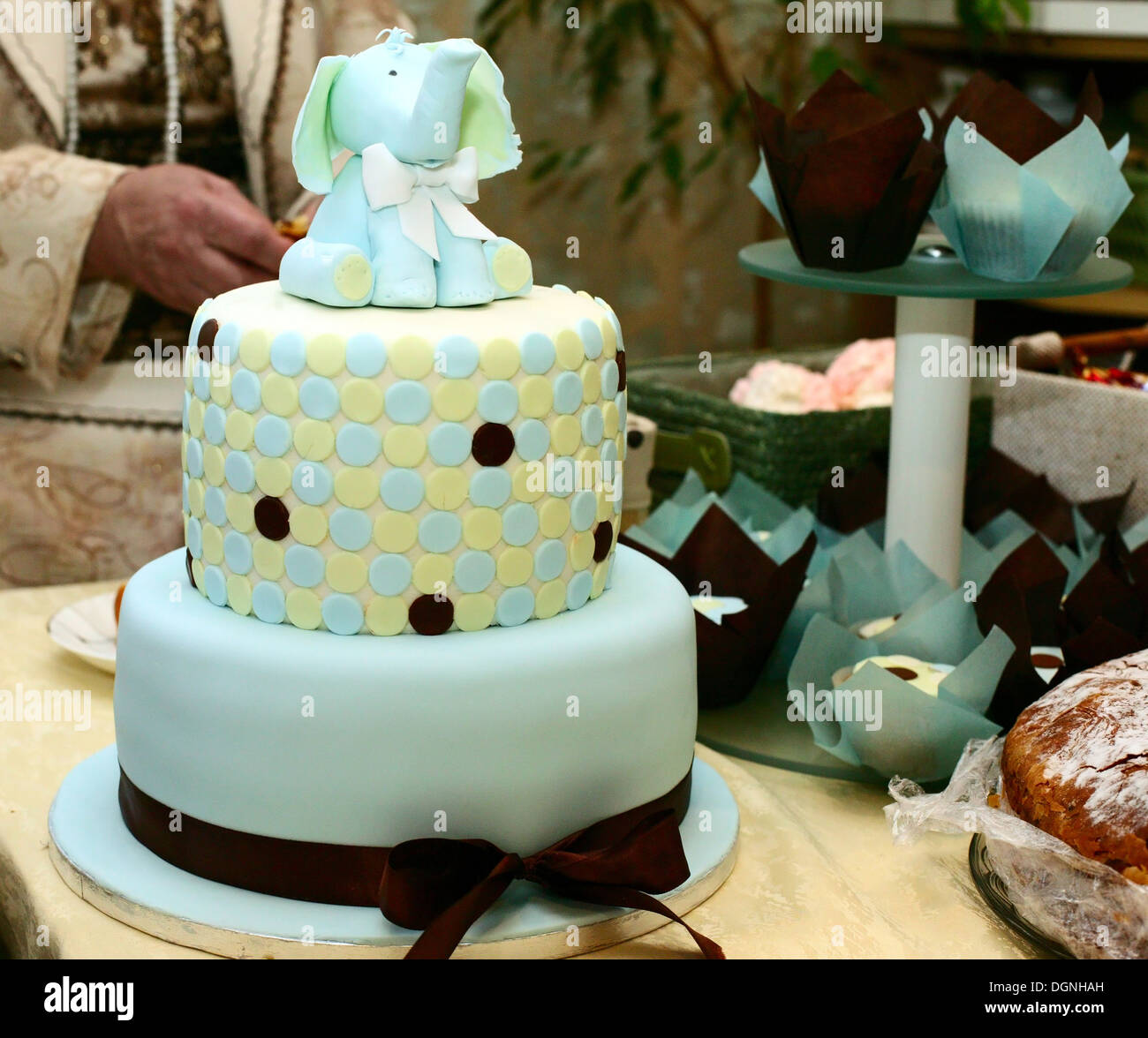 Gustosa celebrazione torta decorata con elefante figura Foto Stock