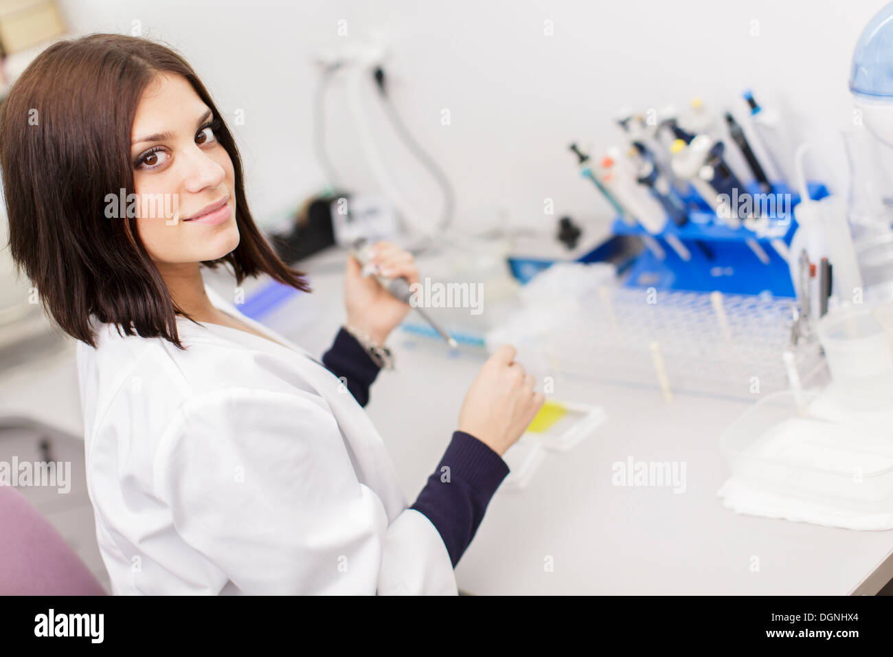 Giovane donna nel laboratorio di analisi mediche Foto Stock