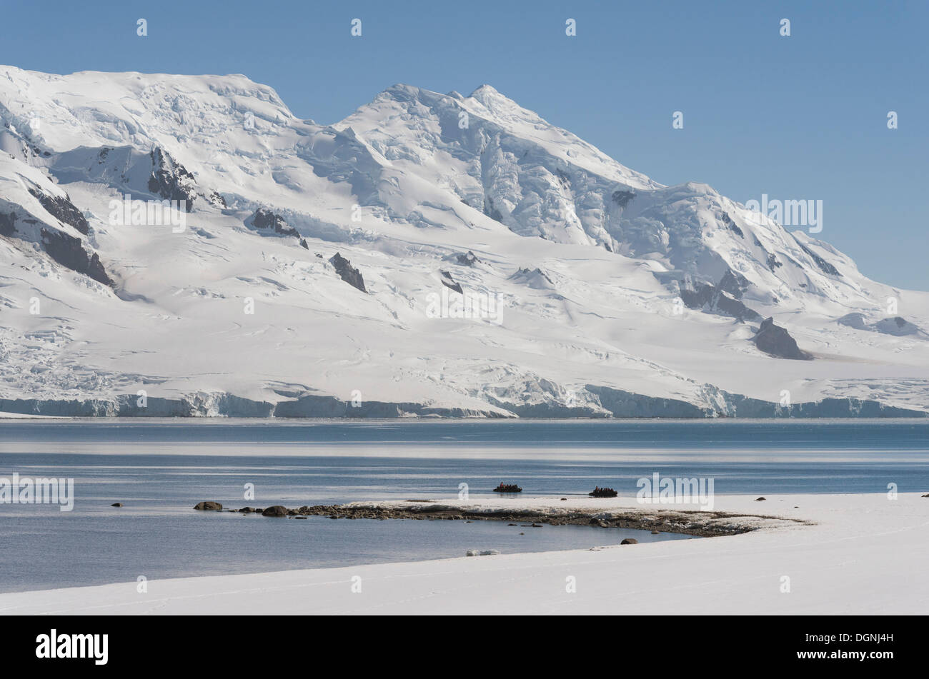 Zodiac imbarcazioni gonfiabili tra Half Moon Island, anteriore e Livingston Islanda, posteriore, Südliche Shetlandinseln, Antartide Foto Stock