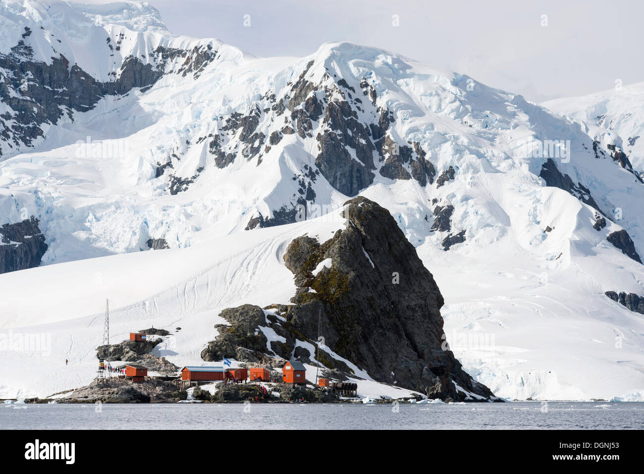 Almirante Brown base antartica, un argentino stazione di ricerca con i visitatori, Coughtrey Halbinsel, Paradise Bay Foto Stock