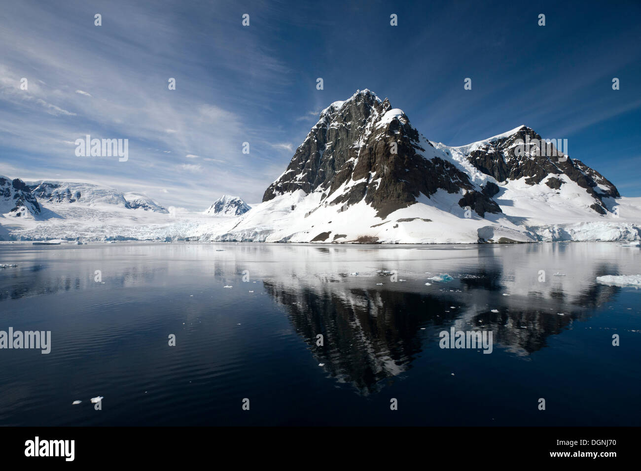 Montagne ghiacciate in Lemaire Channel, Penisola Antartica, Antartide Foto Stock
