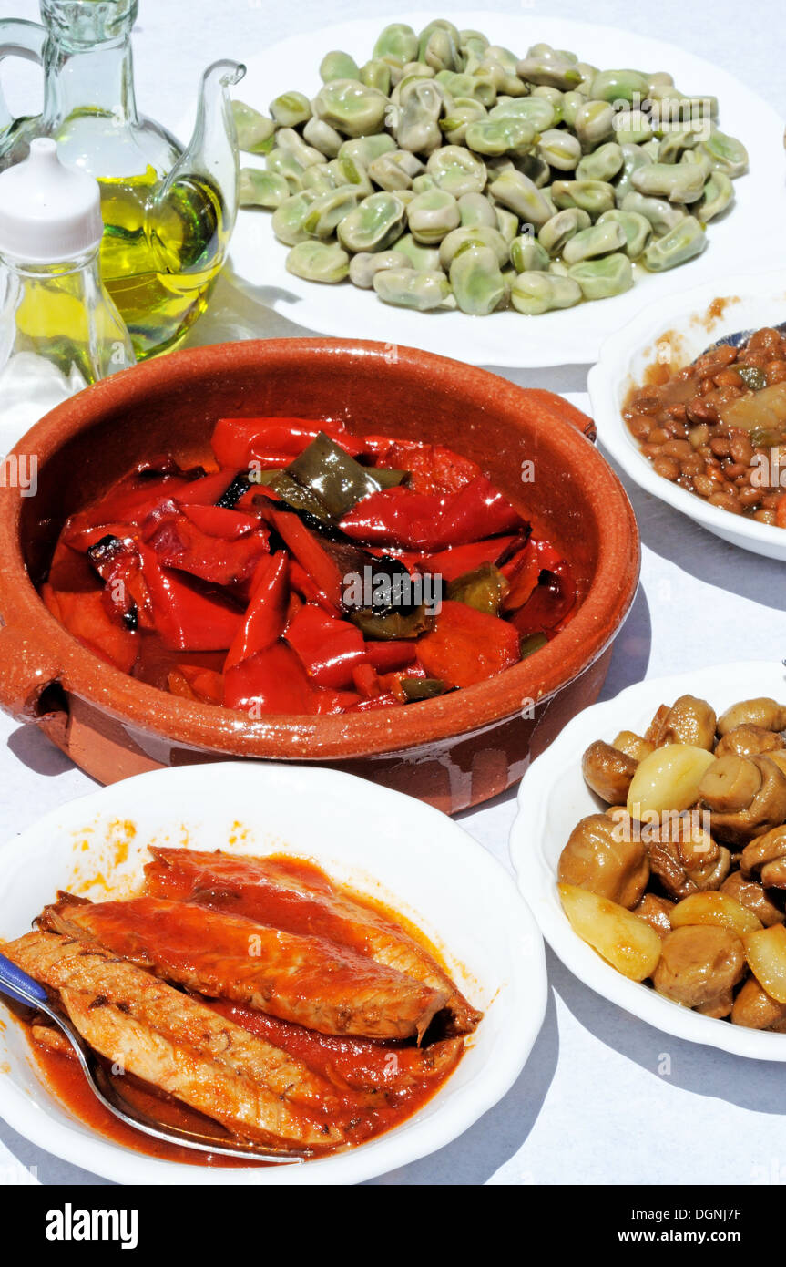 Una sana tapas spagnole scelta di piatti a base di pesce e verdure, Andalusia, Spagna, Europa occidentale. Foto Stock