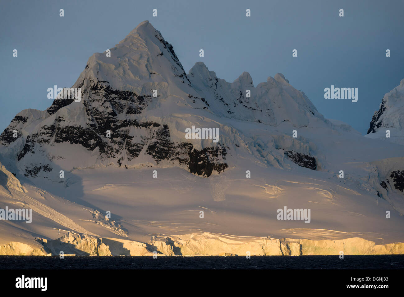 Paesaggio di montagna di Buttler passaggio, luce della sera ghiacciaio illuminante parto, Danco Costa, Penisola Antartica, Antartide Foto Stock