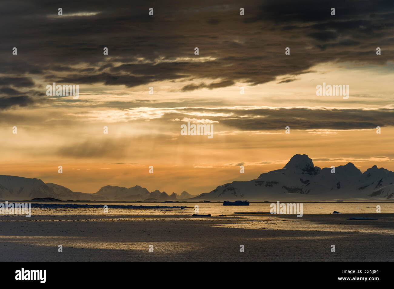 Umore del tramonto su un fiordo, Buttler passaggio, Danco Costa, Penisola Antartica, Antartide Foto Stock