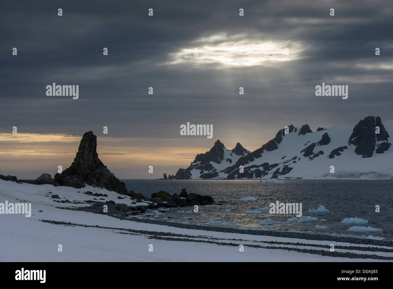 Sunray brilla attraverso un foro in nuvole a Half Moon Island, Südliche Shetlandinseln, Antartide Foto Stock