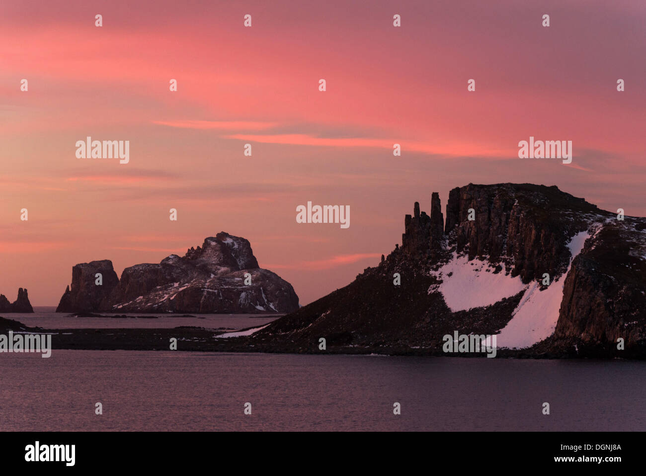 Costa al tramonto, Barrientos isola Aitcho, isole, Südliche Shetlandinseln, Antartide Foto Stock