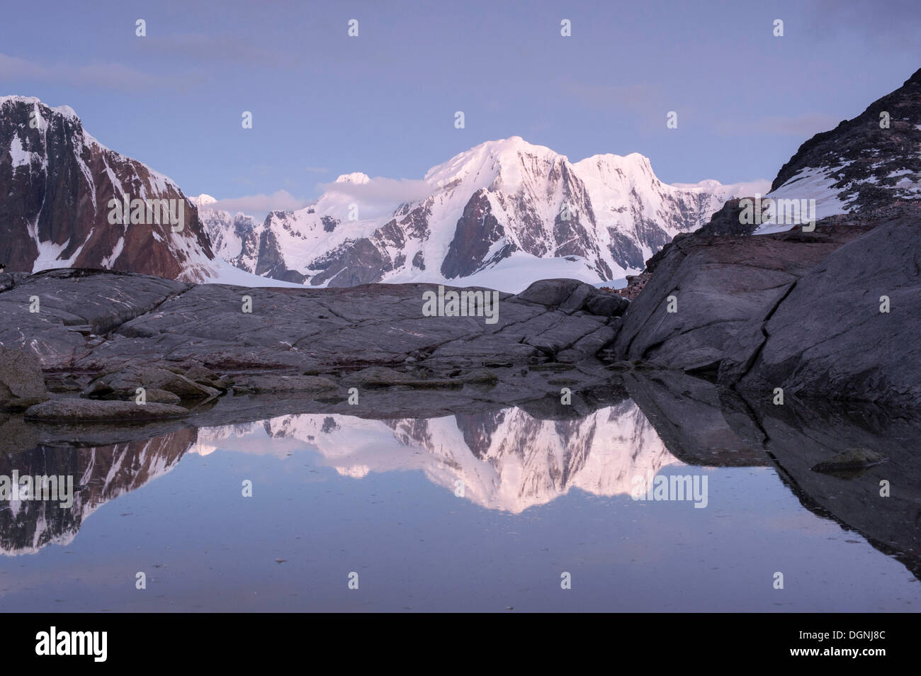 Le montagne si riflette in un lago di acqua dolce su stand isola, Pleneau Bay, Penisola Antartica, Antartide Foto Stock