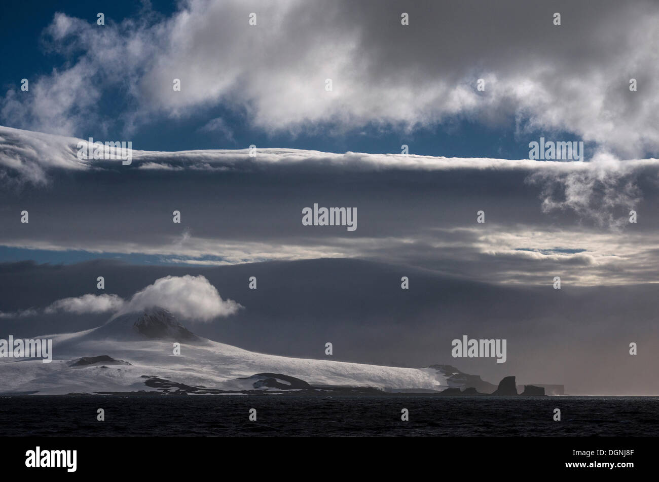 Nuvole temporalesche sopra le isole Aitcho, Südliche Shetlandinseln, Antartide Foto Stock